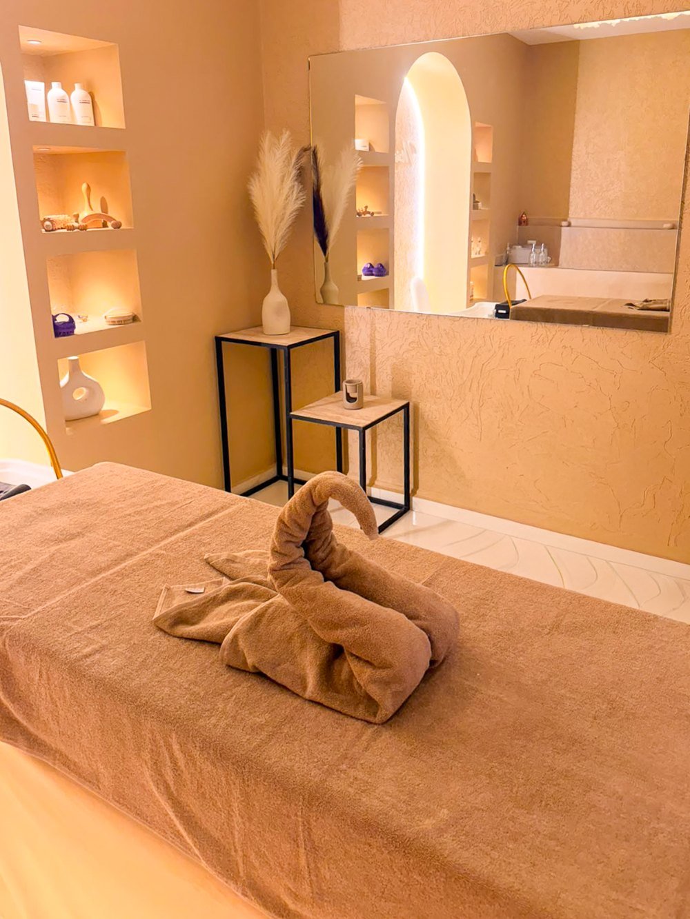 La cabine de massage, lumière tamisée et enseigne lumineuse Maison Bulma
